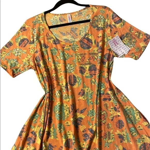 NWT LuLaRoe Perfect Tee swing top, w/flirty side slits & flattering half sleeve - Picture 1 of 3